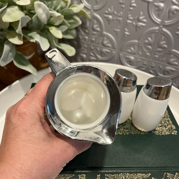 Vintage glass condiment set with chrome lids and handle. - Picture 5 of 7